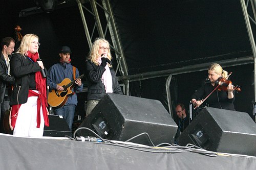 Varttina & Eliza Carthy @ Wychwood Music Festival 2005